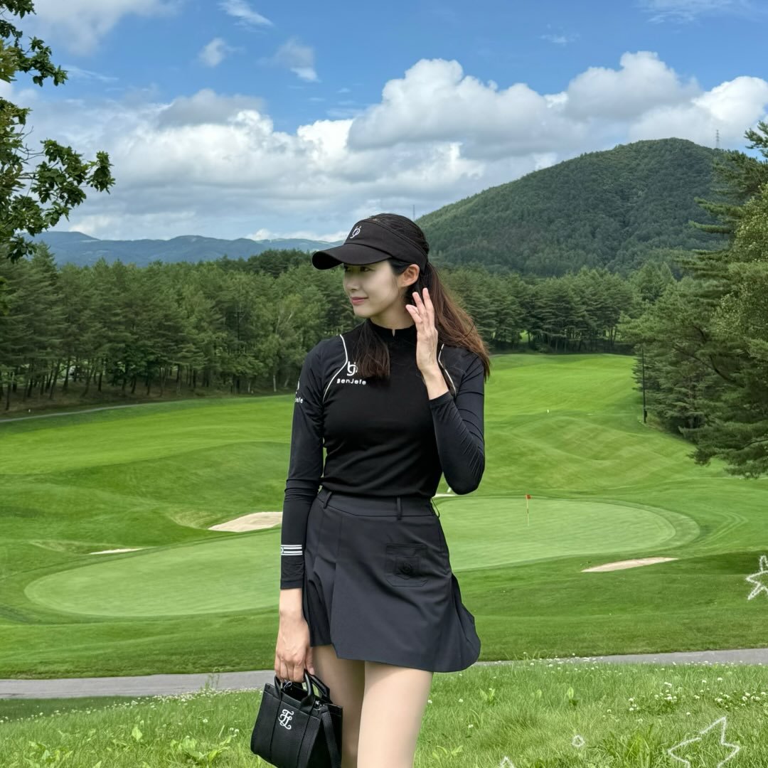 푸른 골프 코스에 서 있는 김지영3 프로